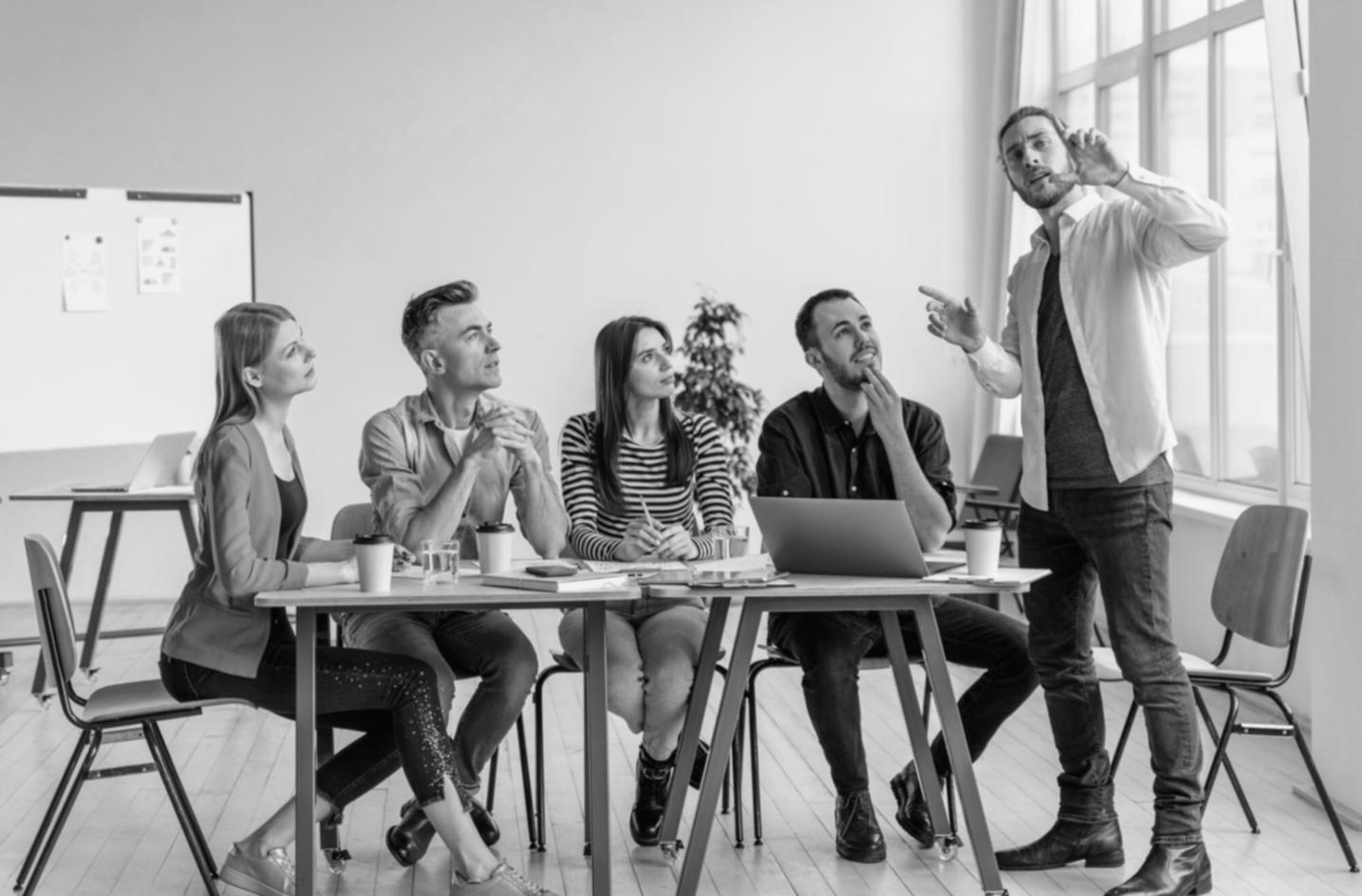 Session de formation en planification budgétaire avec analyse de documents financiers